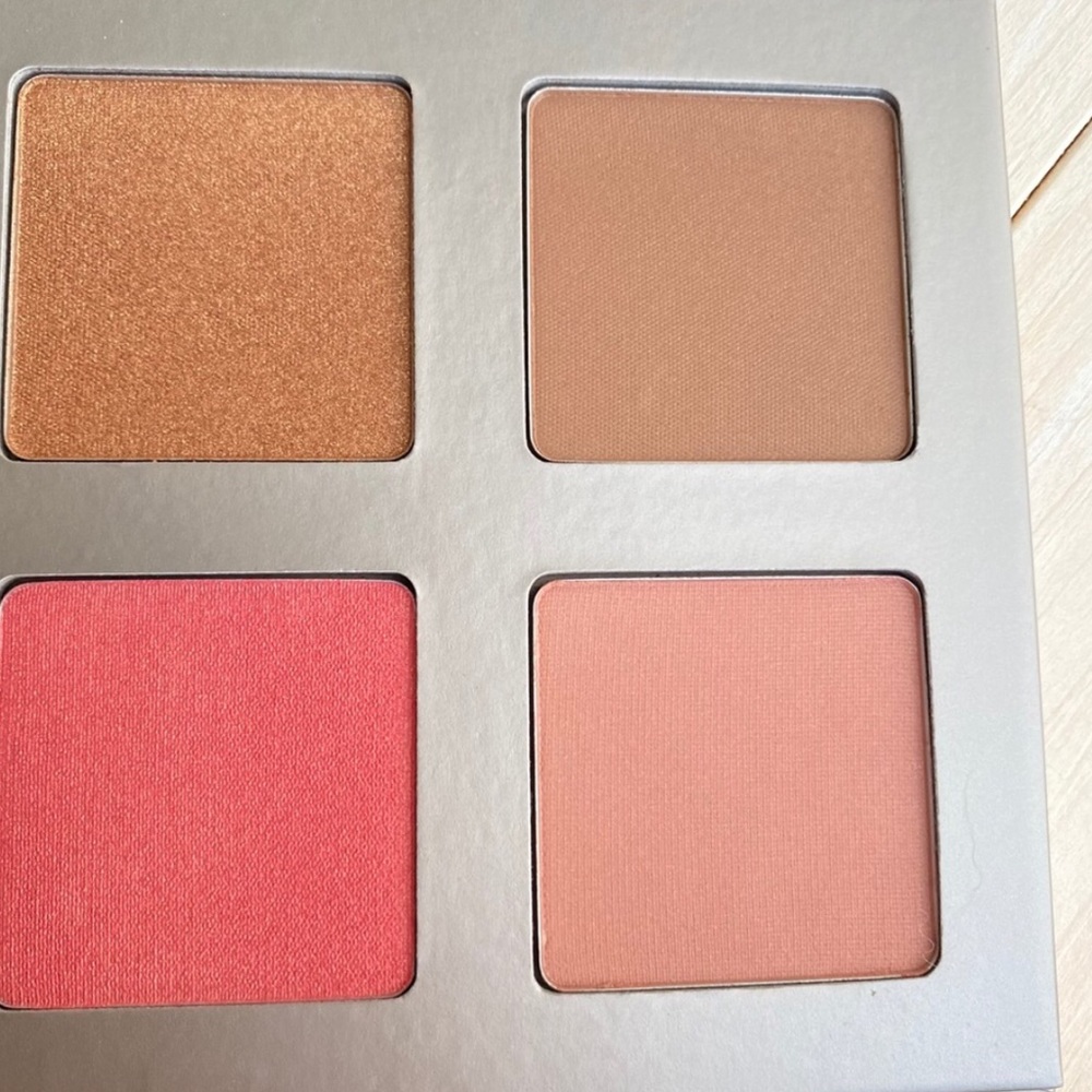 ICONIC London | Blaze Chaser Face Palette - Picture 13 of 14